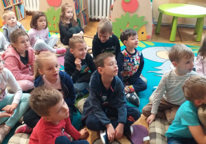 dzieci słuchają opowiadania o Muminkach